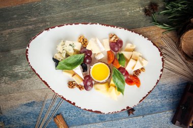 Klasik şarap iştah açıcı peynir, üzüm, fındık