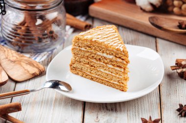 Tatlı dilimli ballı kek tabakta