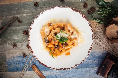 Rigatoni makarna putanesca zeytin ançüezli