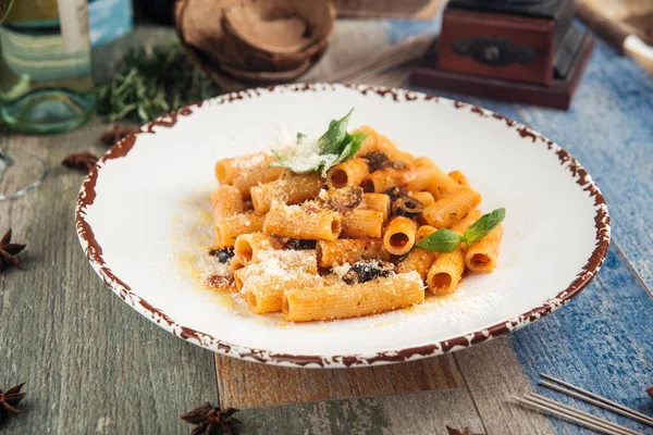 Rigatoni alla putanesca con acciughe alle olive — Foto Stock