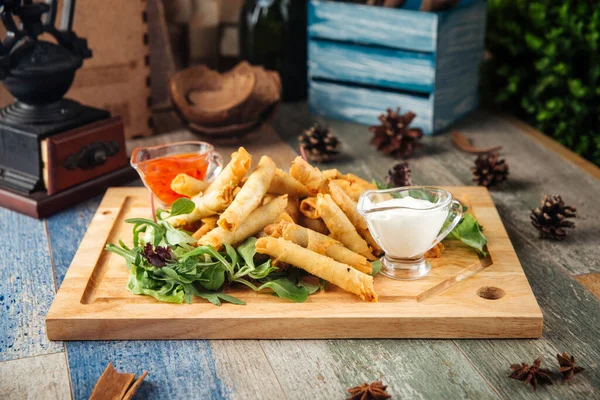 Stekta rullar med olika pålägg och såser — Stockfoto