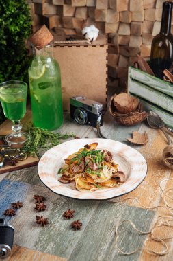 Kızarmış patates, mantar ve sığır eti.