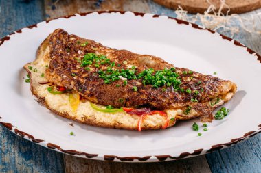 Sebzeli ve yeşil soğanlı omlet.