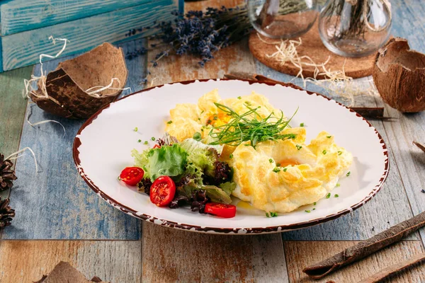 อาหารเช้า เมฆ รังไข่ วิปครีม สลัดขาว — ภาพถ่ายสต็อก
