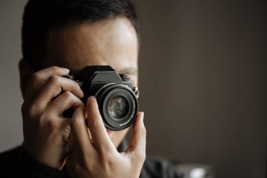 Pentax film kamerasıyla fotoğraf çeken bir adam..