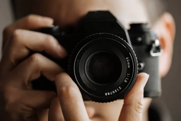 Homem tirando uma foto em uma câmera de filme pentax — Fotografia de Stock