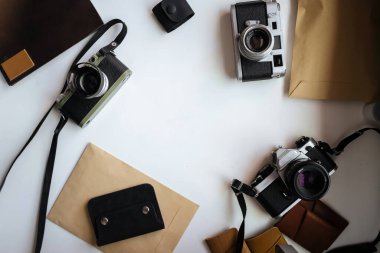 Beyaz bir masanın üzerinde film retro kameraları olan bir model.