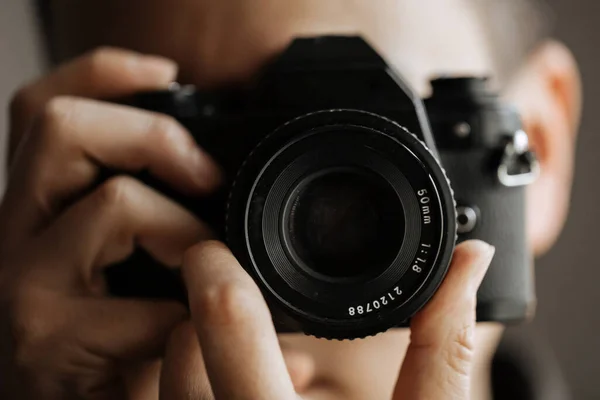Hombre sostiene cámara de película Primer plano —  Fotos de Stock