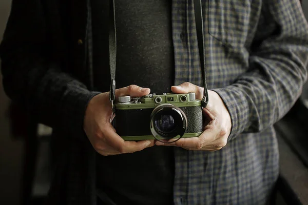 Man i skjorta man händer håller film grön kamera retro Horisontell — Stockfoto