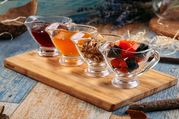 Surtido de mermelada de té y frutos secos en frascos de vidrio — Foto de Stock