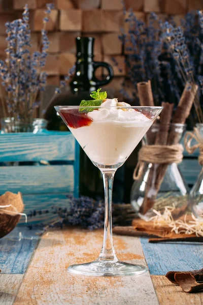 Zoete kersenjam dessert met room martini glas — Stockfoto