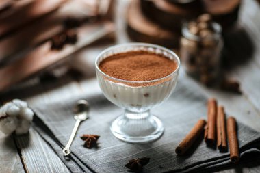 Gri peçetede tatlı bir tiramisu.