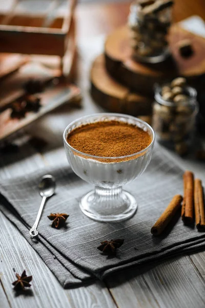 Doce sobremesa tiramisu em um copo em guardanapo cinza — Fotografia de Stock