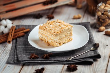 İnce çıtır kekler ve krem Napolyon 'dan yapılmış kek.