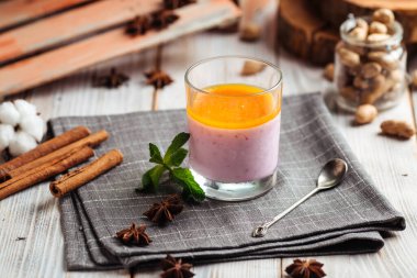 Katmanlı tatlı panna cotta mus portakal meyvesi