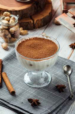 Gri peçetede tatlı bir tiramisu.