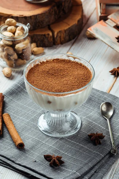 Gri peçetede tatlı bir tiramisu.