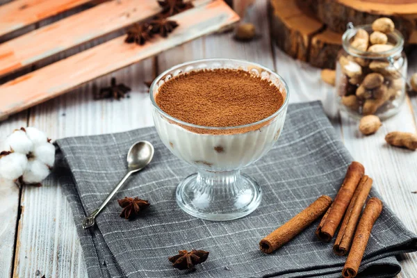 Gri peçetede tatlı bir tiramisu.