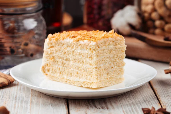 Сладкий десерт кусочек медового торта на тарелке — стоковое фото