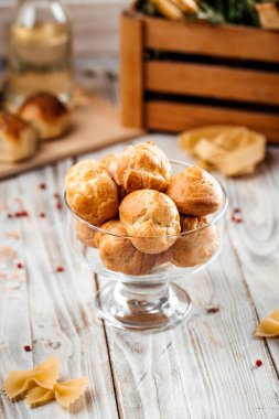 Bardaktaki küçük tatlı profiteroller. 