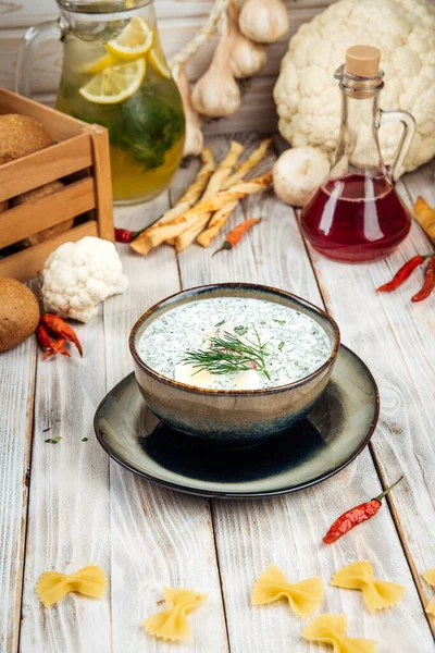 Verano sopa fría cocina rusa okroshka — Foto de Stock