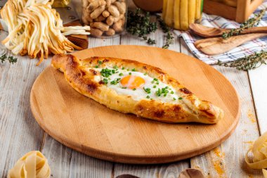 Kafkas mutfağı yumurtalı Adjarian khachapuri 