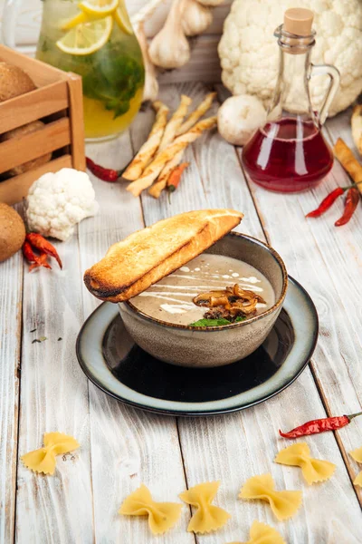 Soupe à la crème aux champignons gastronomiques vue de côté avec crouton — Photo