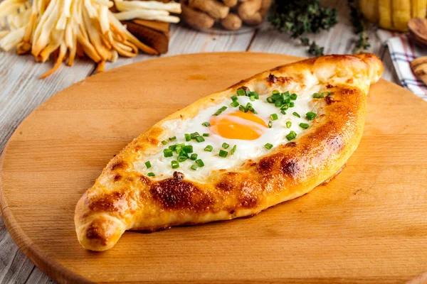 Kafkas mutfağı yumurtalı Adjarian khachapuri 