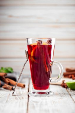 Tarçın ve elmalı sıcak şarap glhwein.