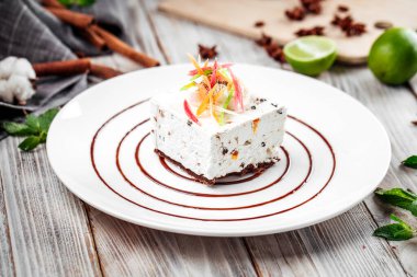 Tatlı, meyveli, peynirli kek süslemeli.