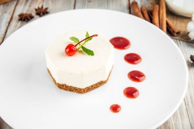 Gurme tatlı. Naneli kırmızı çilekli cheesecake.