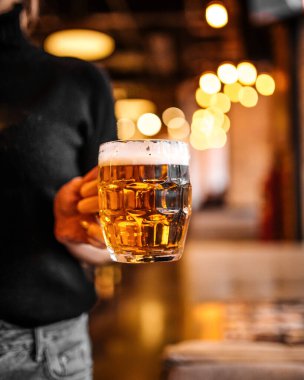 El ele tutuşan bardaklar hafif bira bulanık sıcak ışıklar