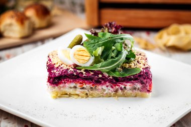 Yeşil kürklü bir kürkün altında Rus ringa balığı. 