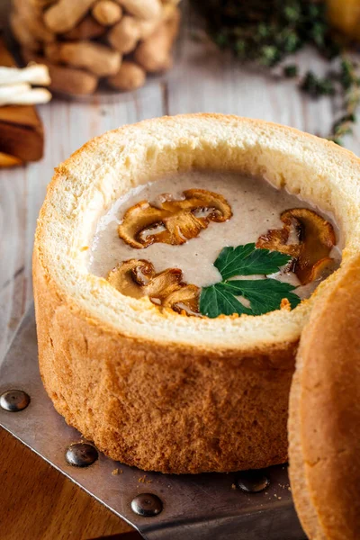 ซุปครีมเห็ด Gourmet ในชามขนมปัง — ภาพถ่ายสต็อก