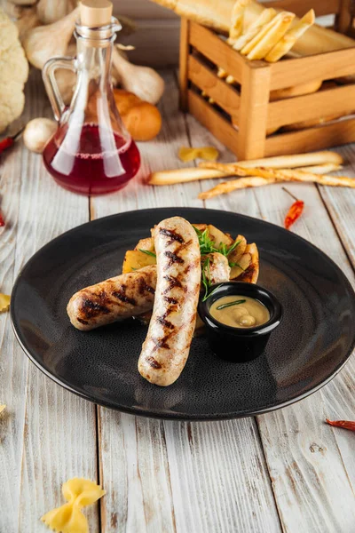 Grillezett csirkés kolbász burgonyával és mustárral — Stock Fotó