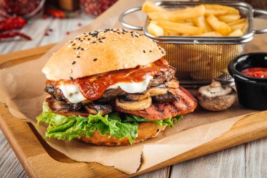 Biftek ve jambonlu hamburger.