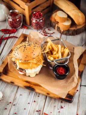 Köfteli hamburger ve üç çeşit peynir.