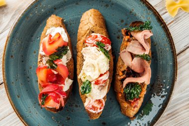 Üst görünüm tappas bruschetas aperatifler tost