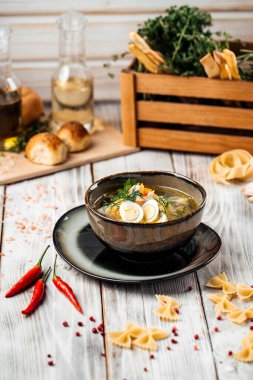 Klasik ev yapımı ve bıldırcın yumurtalı erişte. 