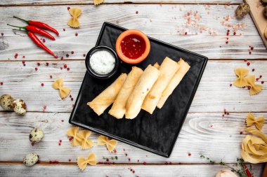 Kırmızı soslu peynirli kızarmış börek.