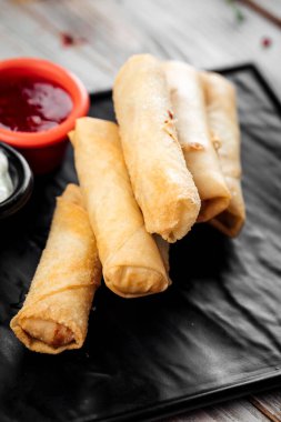 Kırmızı soslu peynirli kızarmış börek.