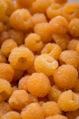 Sarı ahududu dikey formatta. Görüntüyü kapat