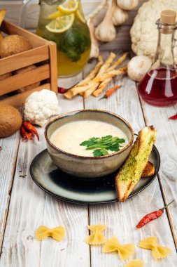 Kremalı patates çorbası ve füme at eti.