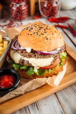 Kuzu pirzolası ve sebzeli lezzetli burger.