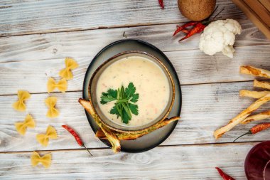 Kremalı patates çorbası ve füme at eti.