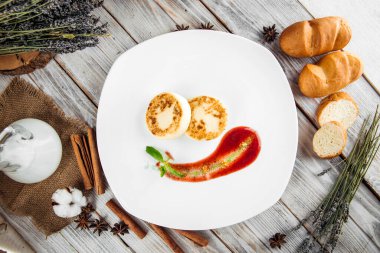 Rus süzme peynirli krep şurubu böğürtlen sosu