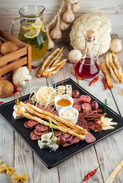 Ensemble de hors-d'œuvre vin saucisses fumées miel de fromage — Photo