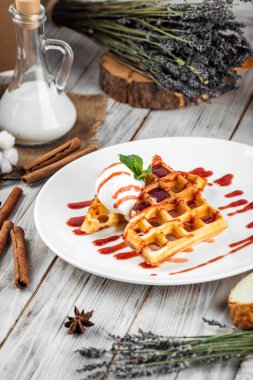 Belçika Waffle 'ları dondurmalı böğürtlen şurubuyla dolduruldu.