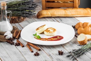 Rus süzme peynirli krep şurubu böğürtlen sosu