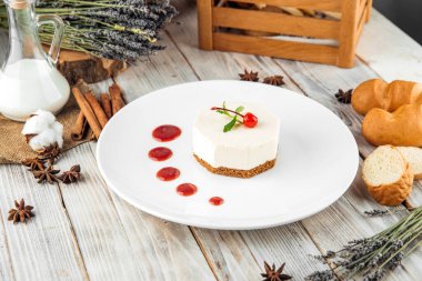 Çilekli cheesecake reçeli ve mascarpone